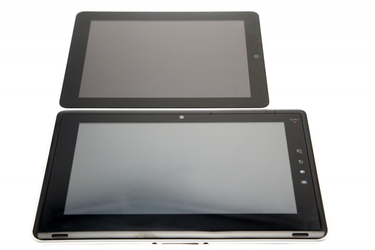 Größenvergleich: oben iPad, unten Toshiba Folio 100