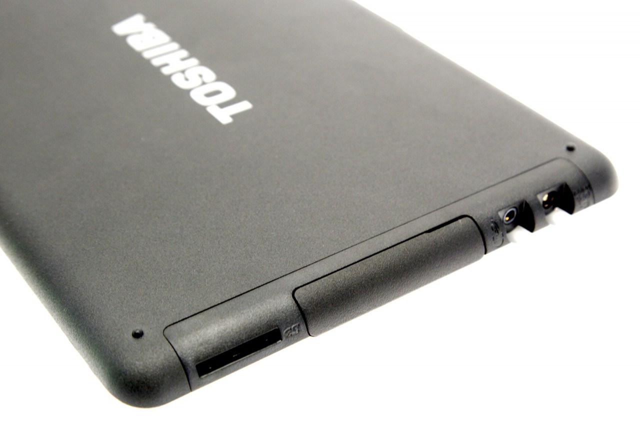 Hinter der Gummiklappe in der Mitte verstecken sich USB-Anschluss (Host und Client) und HDMI.