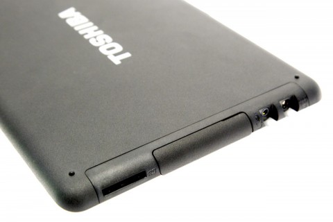 Hinter der Gummiklappe in der Mitte verstecken sich USB-Anschluss (Host und Client) und HDMI.