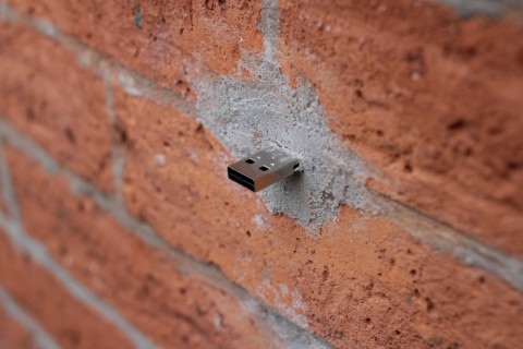 Dead Drops - der Künstler Aram Bartholl platziert USB-Sticks an öffentlichen Orten. (Foto: Aram Bartholl)