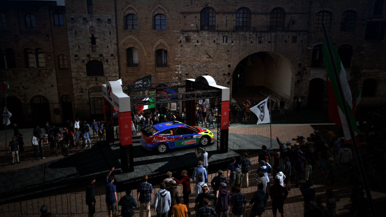 In San Gimignano wechselt der Fahrer in ein Rallyeauto.