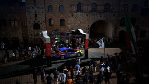 In San Gimignano wechselt der Fahrer in ein Rallyeauto.