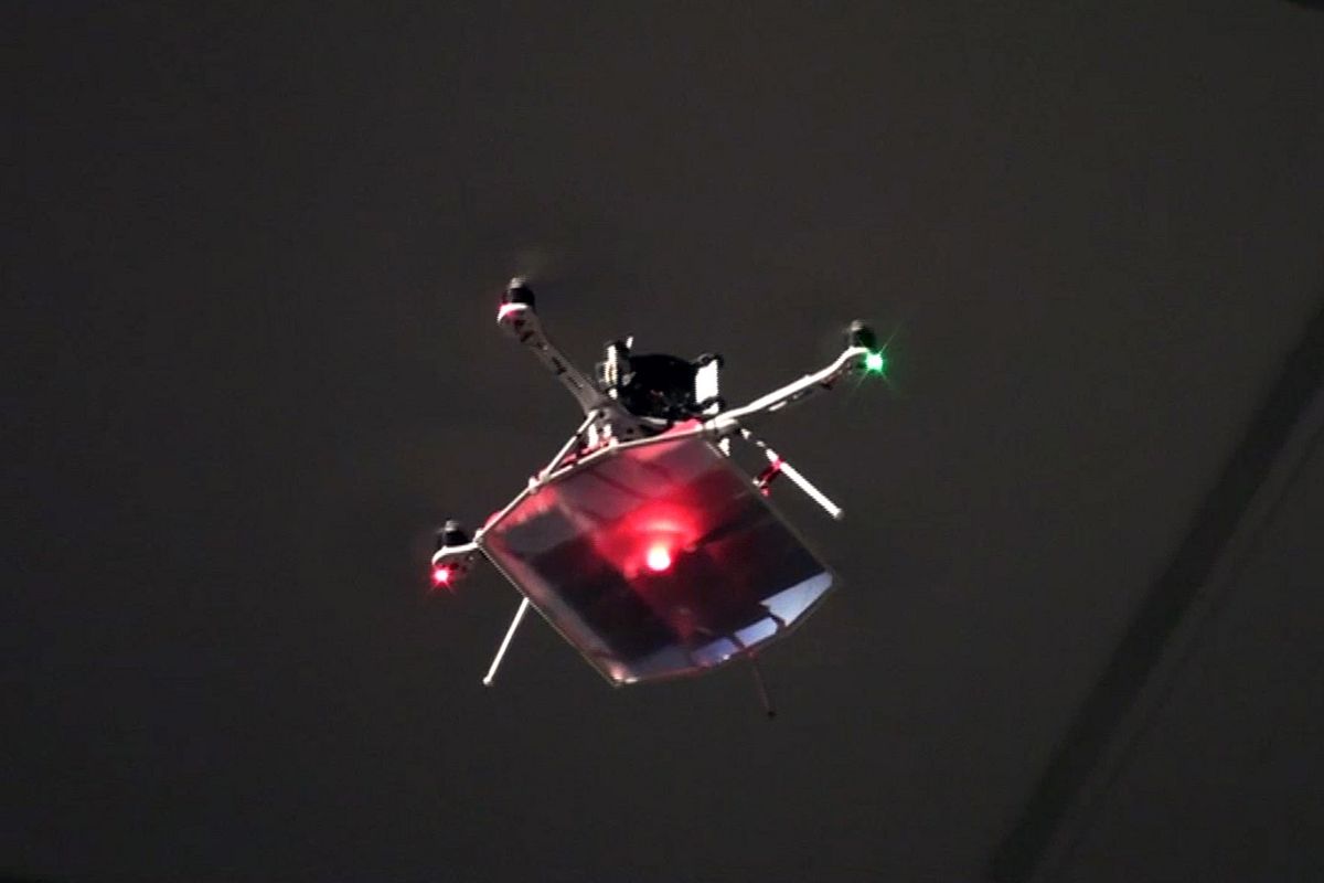 Der Quadrocopter mit PV-Zellen (Foto: Ascending Technologies)