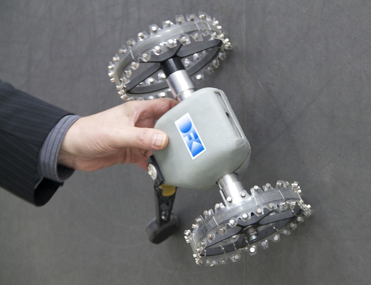 ...kann an senkrechten Metallwänden fahren. (Foto: wp)