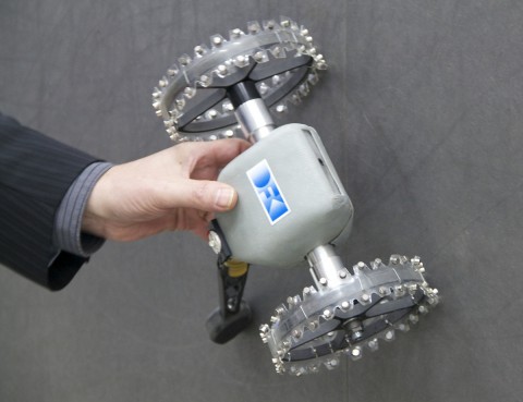 ...kann an senkrechten Metallw&auml;nden fahren. (Foto: wp)