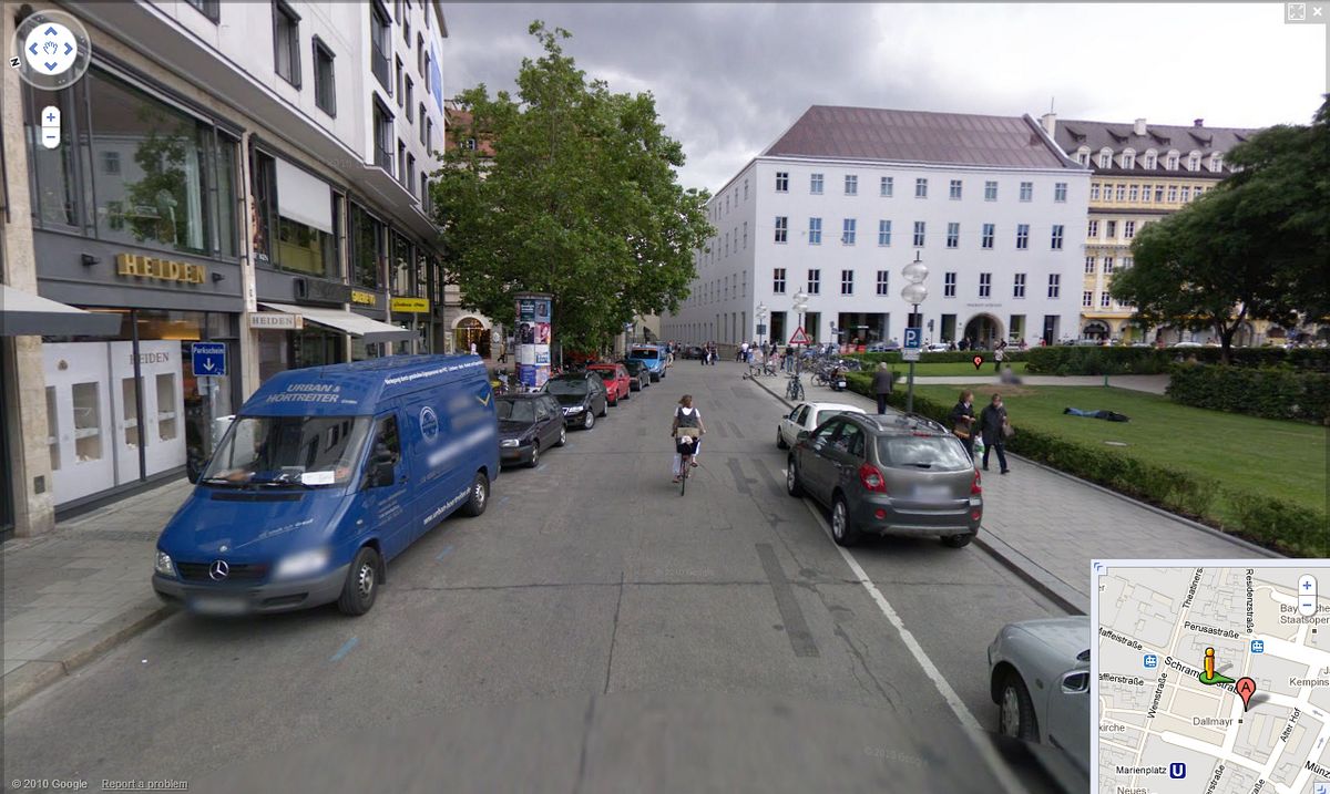 Aus der Entfernung ist das Gebäude jedoch gut erkennbar.