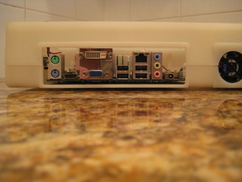 Commodore 64 als PC - R&uuml;ckseite des Prototyps (Bild: Commodore USA)