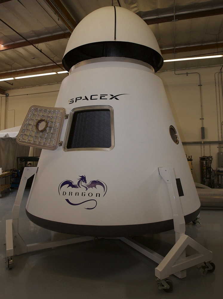 Modell der Raumkapsel Dragon in Originalgröße (Foto: SpaceX)