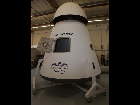 Modell der Raumkapsel Dragon in Originalgr&ouml;&szlig;e (Foto: SpaceX)
