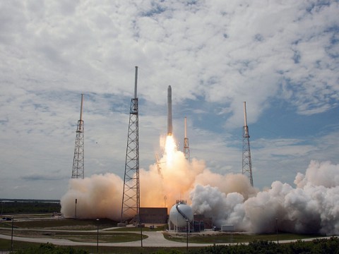 Erster Start einer Falcon 9 im Juni 2010 (Foto: SpaceX)