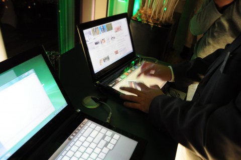 Acer zeigt zwei Ger&auml;te auf einer Presseveranstaltung.