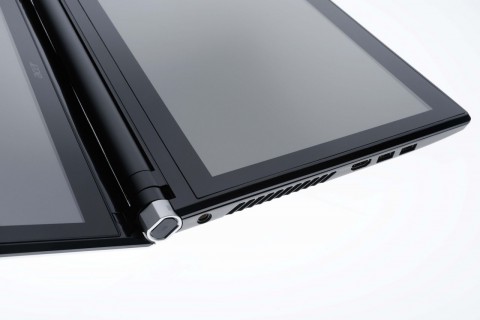 Links am Gelenk ist ein Knopf, der die virtuelle Tastatur aktiviert.