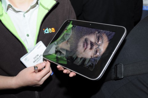 ... aber auch spiegelnd, wie auf dem Foto gut zu erkennen ist. Zuf&auml;llig stand der Lenovo-Mitarbeiter f&uuml;r den externen Blitz sehr ung&uuml;nstig.