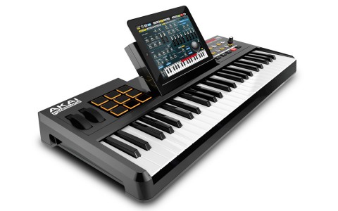 Akai Synthstation49 mit eingestecktem iPad