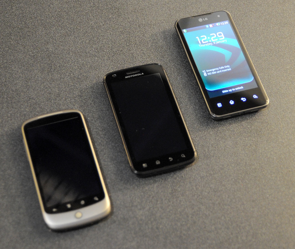 Von rechts: LG Optimus, Motorola Attix. Zum Vergleich ein Nexus One