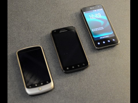 Von rechts: LG Optimus, Motorola Attix. Zum Vergleich ein Nexus One