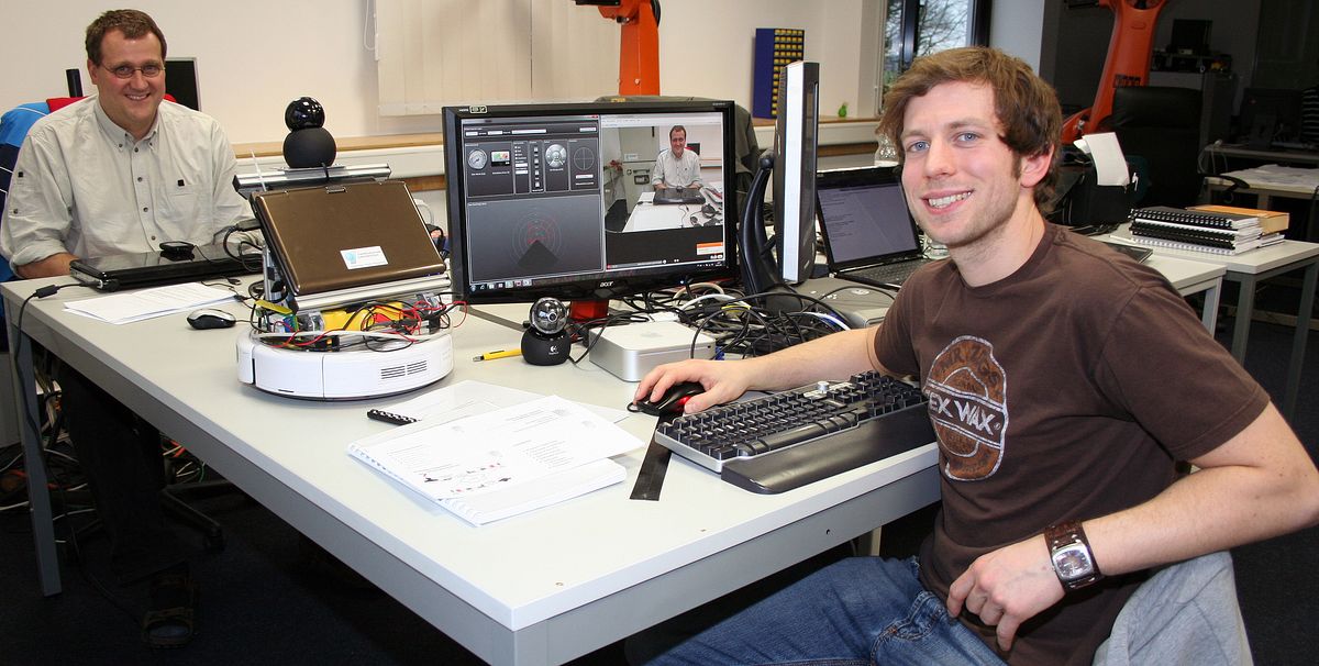 Der Roboter und seine beiden Entwickler Fabricius (rechts) und Surmann (Foto: FHG/BL)