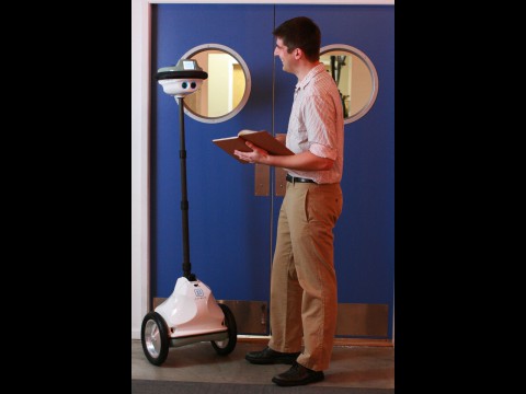 Der Roboter des Herstellers Anybots ist fast so gro&szlig; wie ein Mensch und etwa genauso schnell. (Foto: Anybots)