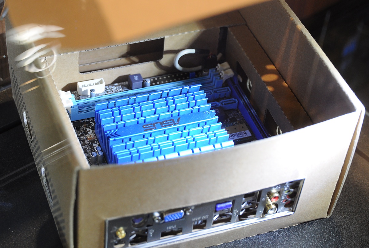 Über das Mini-ITX-Mainboard kommt der Laufwerksträger.