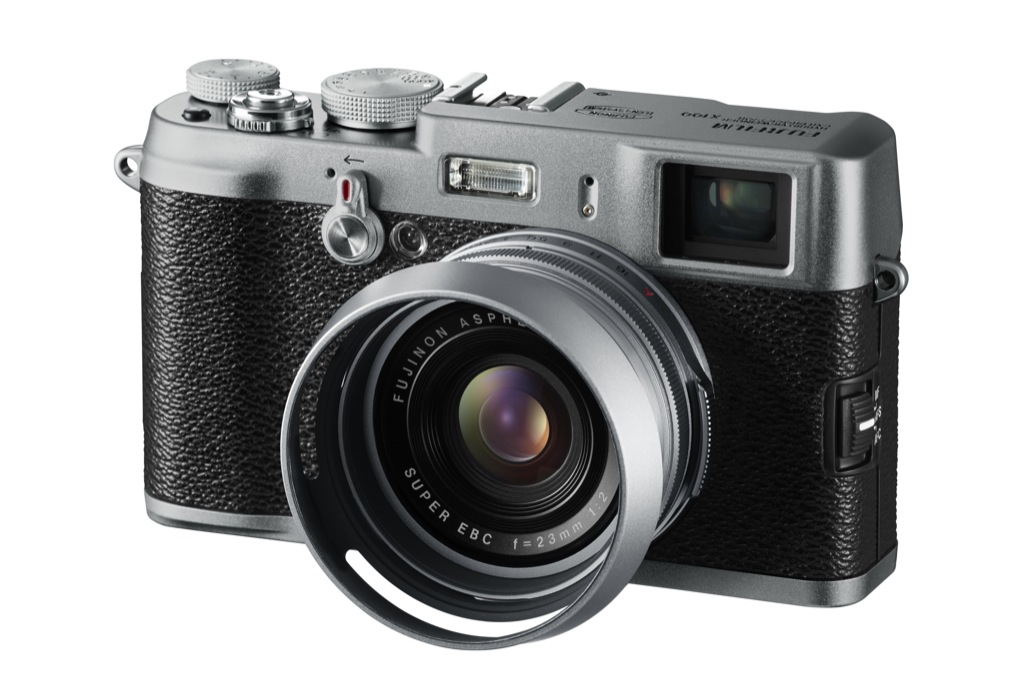 Fujifilm Finepix X100 mit optionaler Sonnenblende