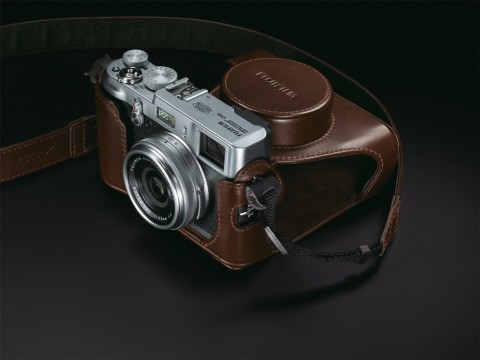 Fujifilm Finepix X100 mit optionaler Ledertasche