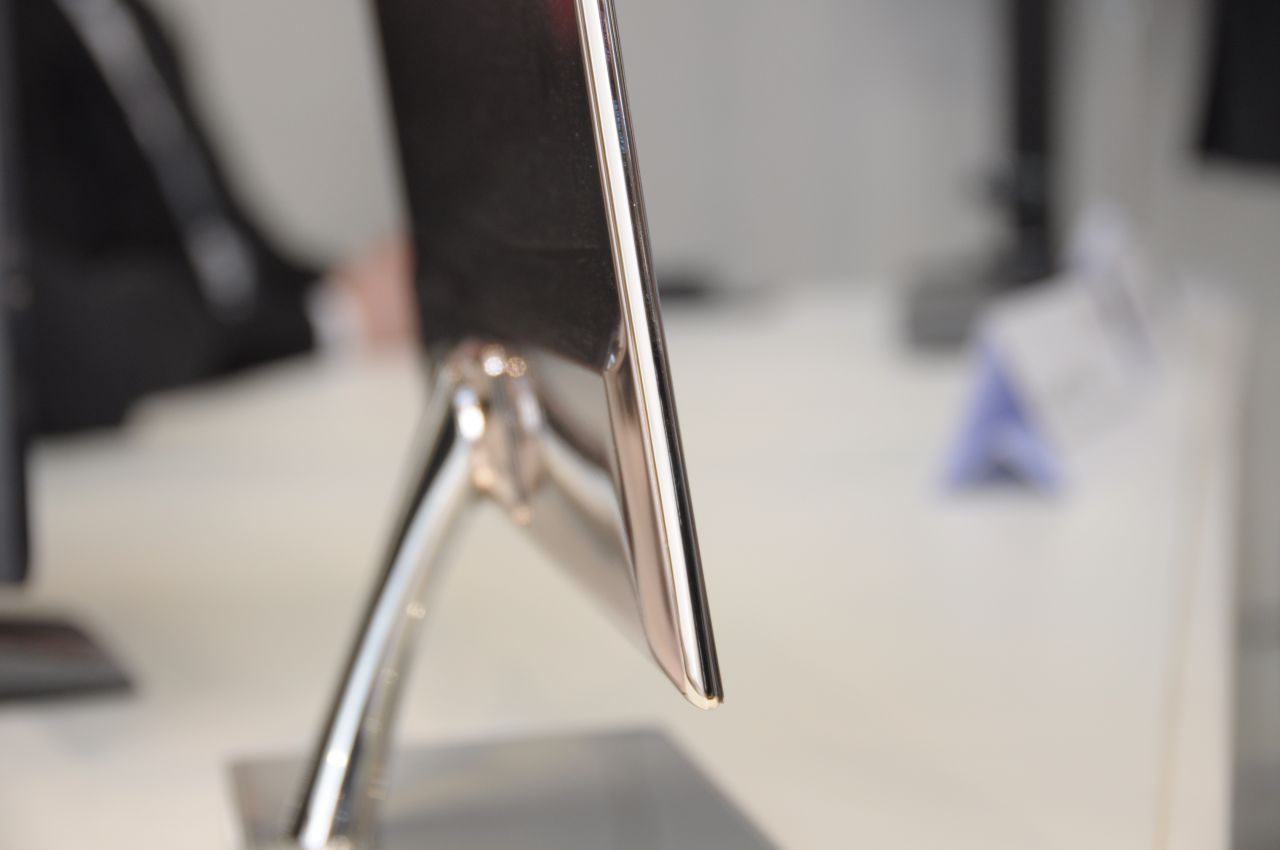 E2290 - rund 7 mm ist das Display dick.
