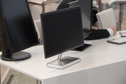 E2290. Links ist der IPS231P mit rotiertem Bildschirm zu sehen.