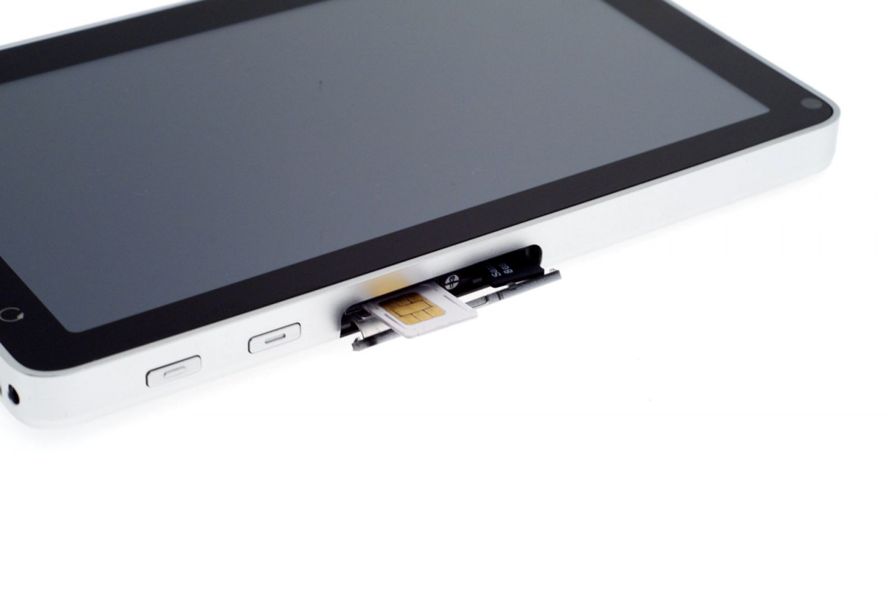 ... und der Micro-SD-Schacht befinden sich hinter einer Schutzklappe.