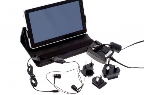 Der Hersteller legt Steckeradapter bei, die unter anderem den Betrieb in den USA, in Japan (Typ A) und Gro&szlig;britannien (Typ G) erlauben.