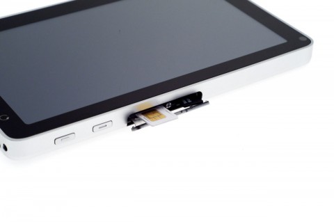 ... und der Micro-SD-Schacht befinden sich hinter einer Schutzklappe.