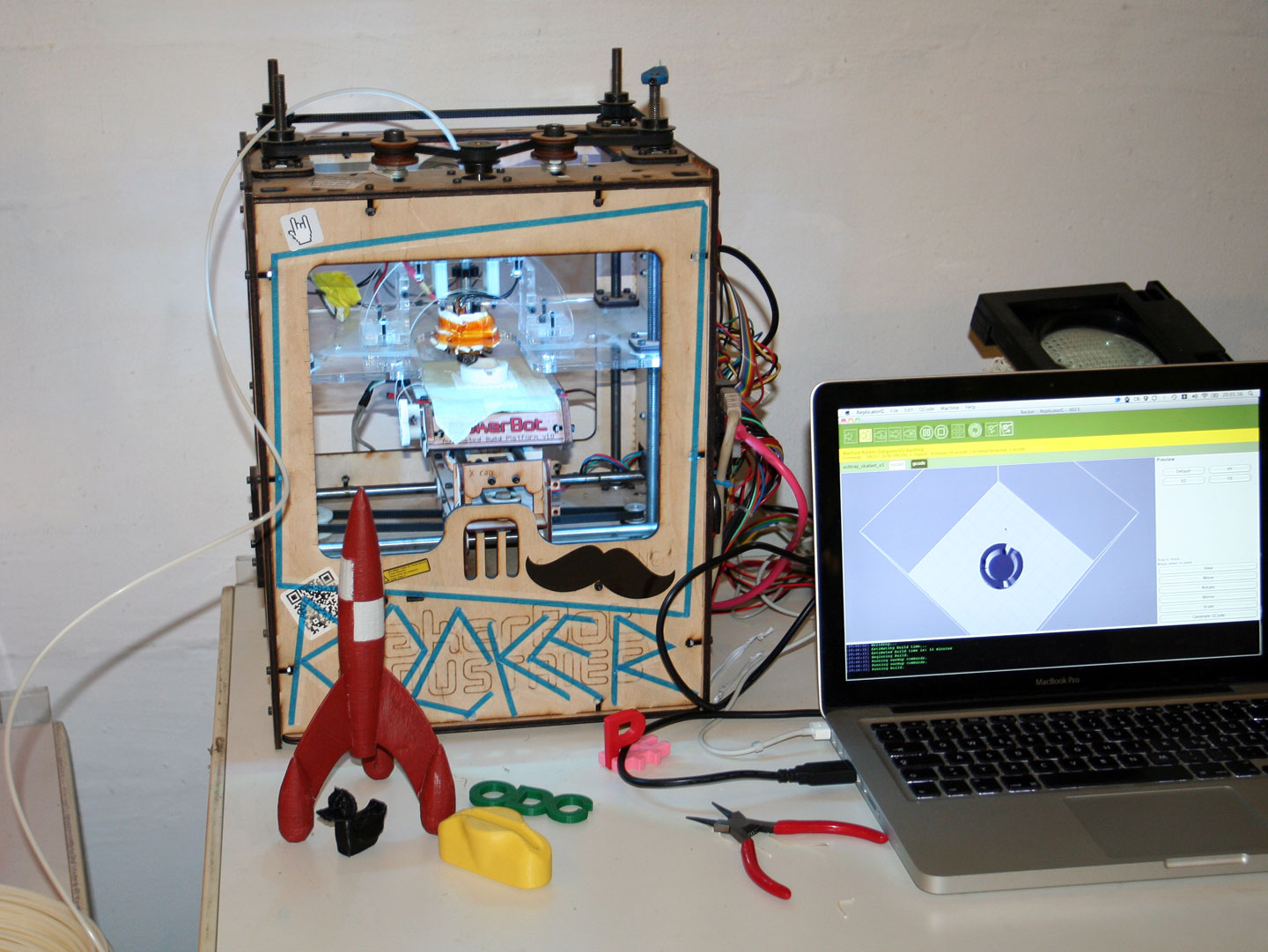 Der Makerbot im Betahaus in Berlin-Kreuzberg (Bild: Johannes Thumfart)
