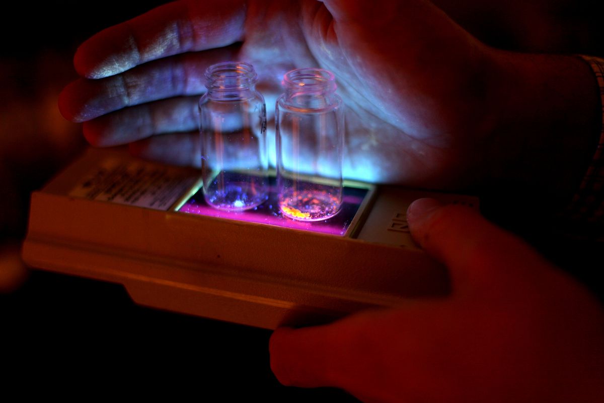Die organischen Substanzen leuchten, wenn sie durch UV-Strahlung angeregt werden. (Foto: Marcin Szczepanski, UMich)