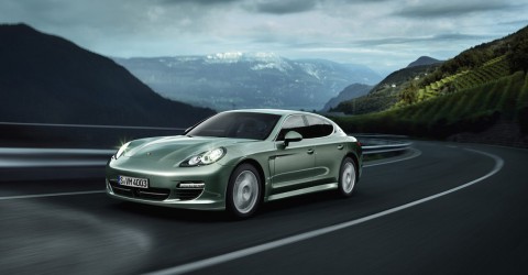 Au&szlig;erdem hilft der E-Motor beim Beschleunigen. (Bild: Porsche)