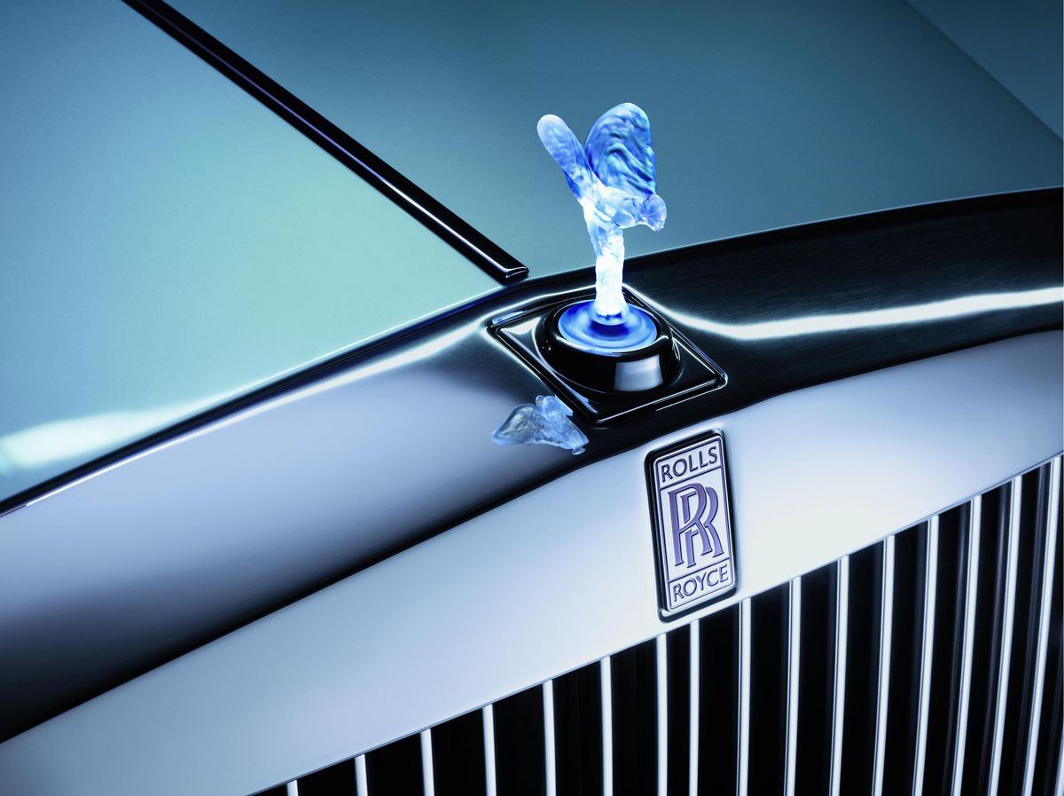 Die Kühlerfigur Spirit of Ecstasy leuchtet elektrisch blau. (Foto: Rolls Royce)