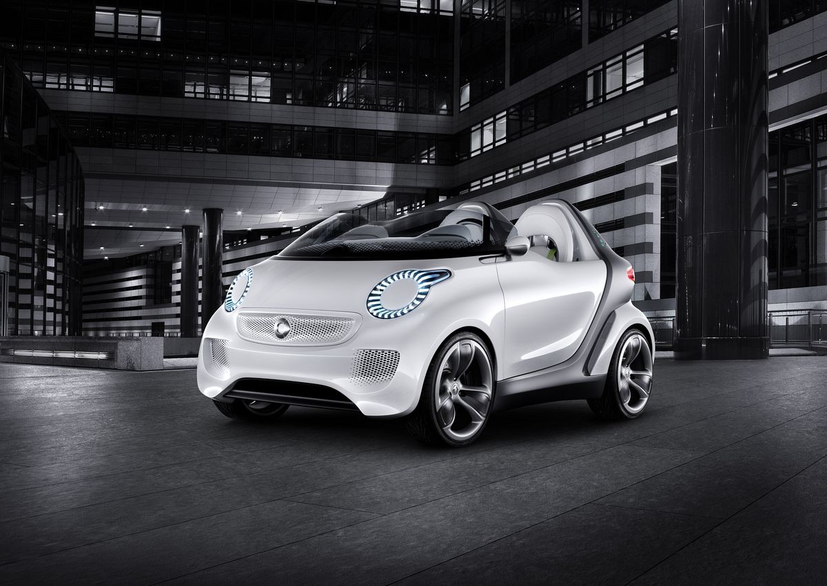 Statt Frontscheibe gibt es nur einen Windabweiser. (Bild: Daimler)