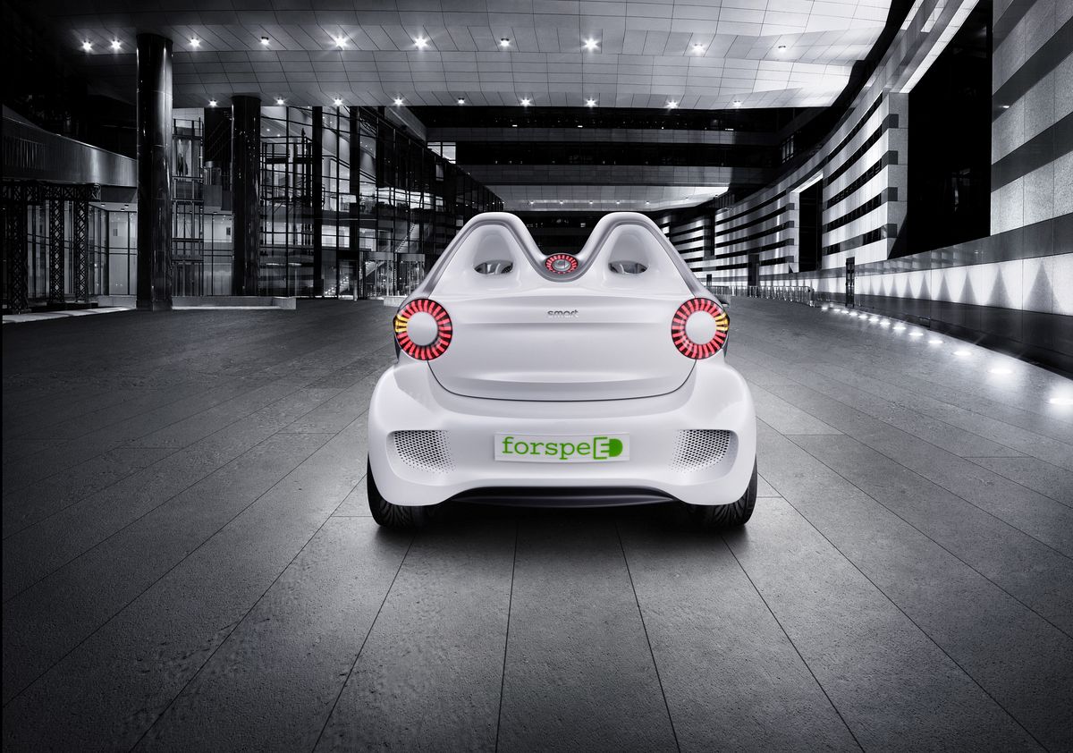 Der Stromanschluss sitzt unter dem mittleren Bremslicht. (Bild: Daimler)