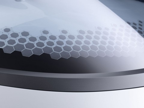 Solarzellen im Windabweiser sorgen f&uuml;r etwas mehr Reichweite. (Bild: Daimler)