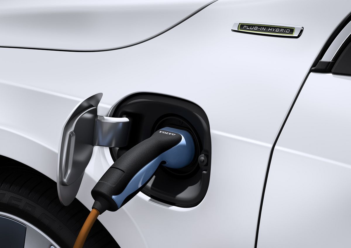 Der Akku wird an der Steckdose geladen. (Bild: Volvo)