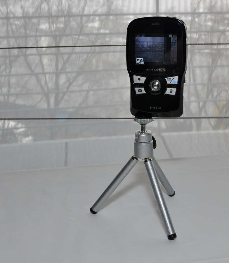 Aiptek3D i3 auf einem Ministativ