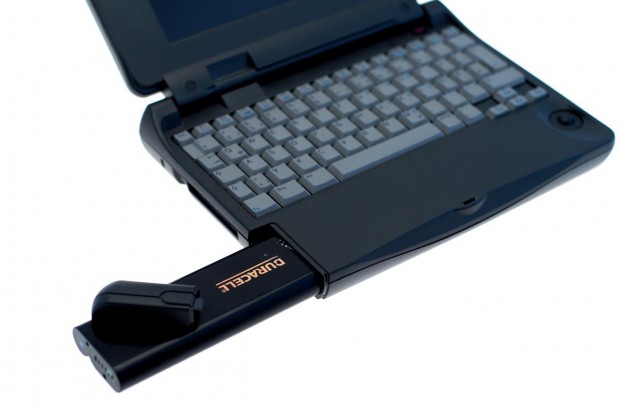 Der Akku ist vorne positioniert und kann seitlich leicht entnommen werden.