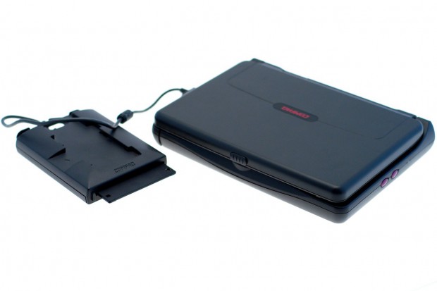 Diskettenlaufwerk am Aero angeschlossen. Die Stromversorgung übernimmt das Notebook. Ein Netzteil ist überflüssig.