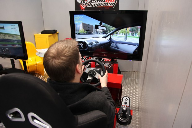 Ist kein Headtracking aktiv, schauen sich Spieler mit Knöpfen im Cockpit um.