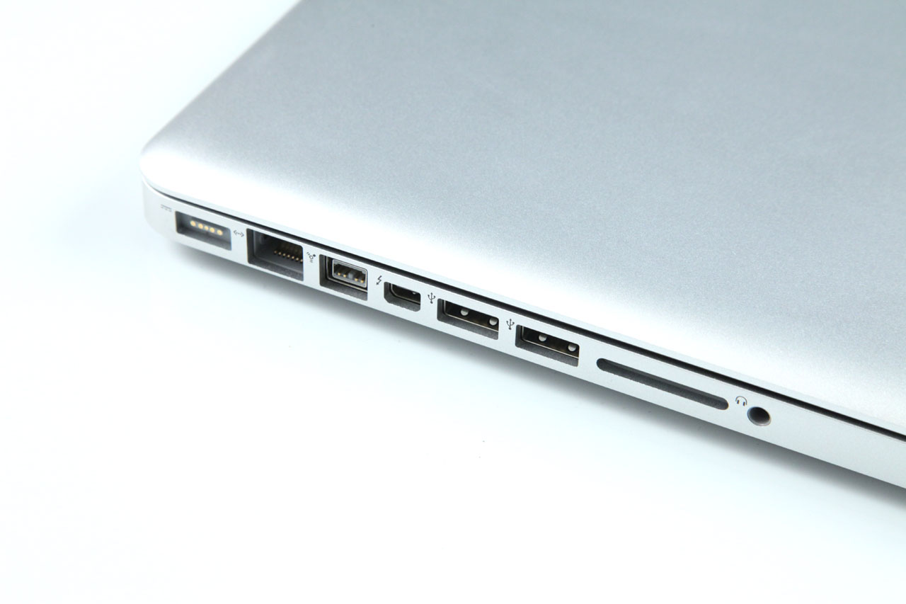 ... fallen kaum auf. Der Displayport beherrscht jetzt auch Thunderbolt-Signale und der SDHC-Kartenschacht wurde zum SDXC-Schacht. (Foto: mw)