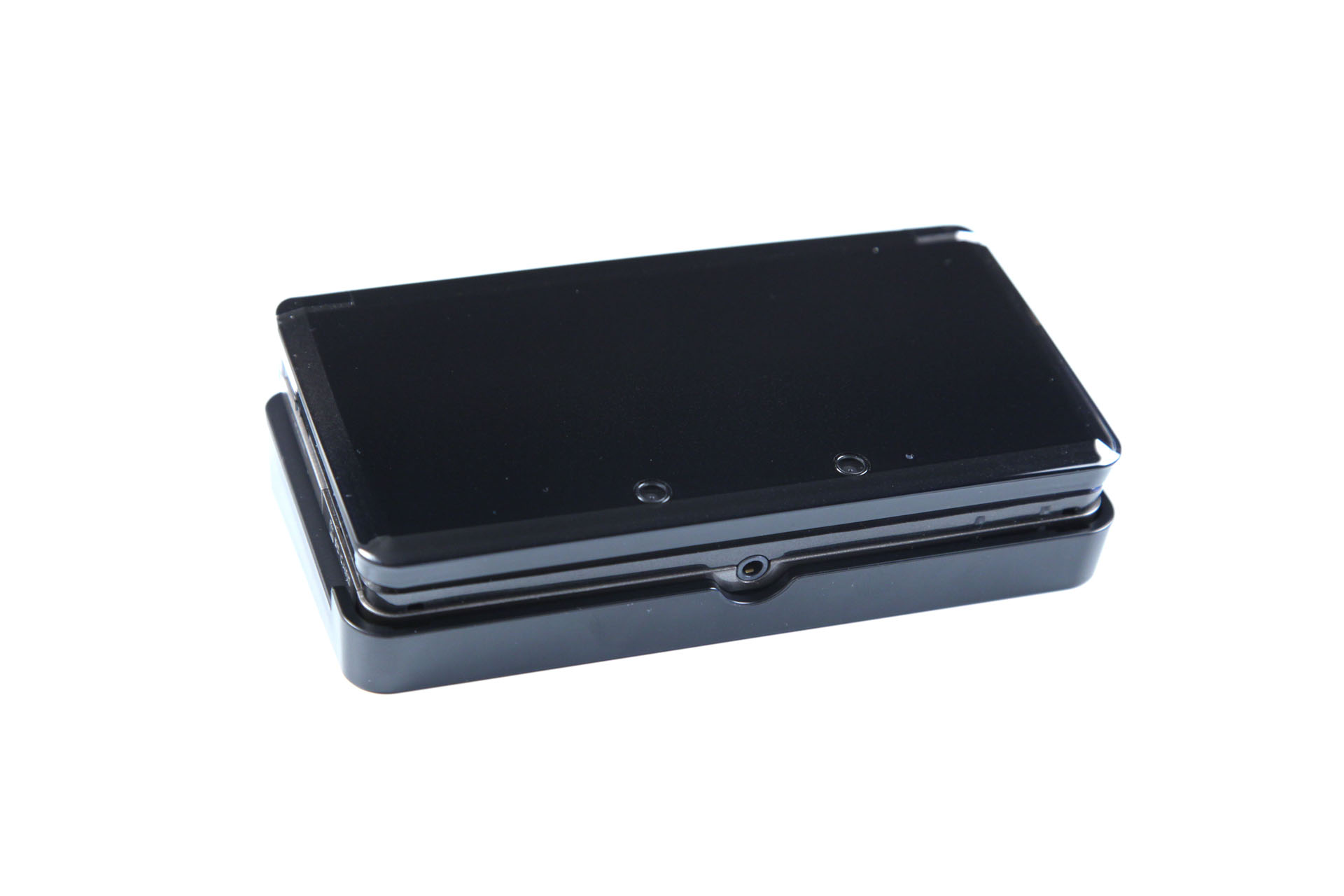 Der 3DS sitzt etwas wackelig in der Docking-Station. (Foto: mw)