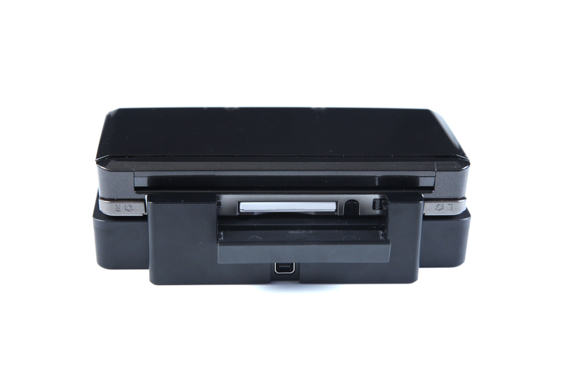 An der Rückseite des Docks lässt sich eine Plastikklappe auf- ... (Foto: mw)