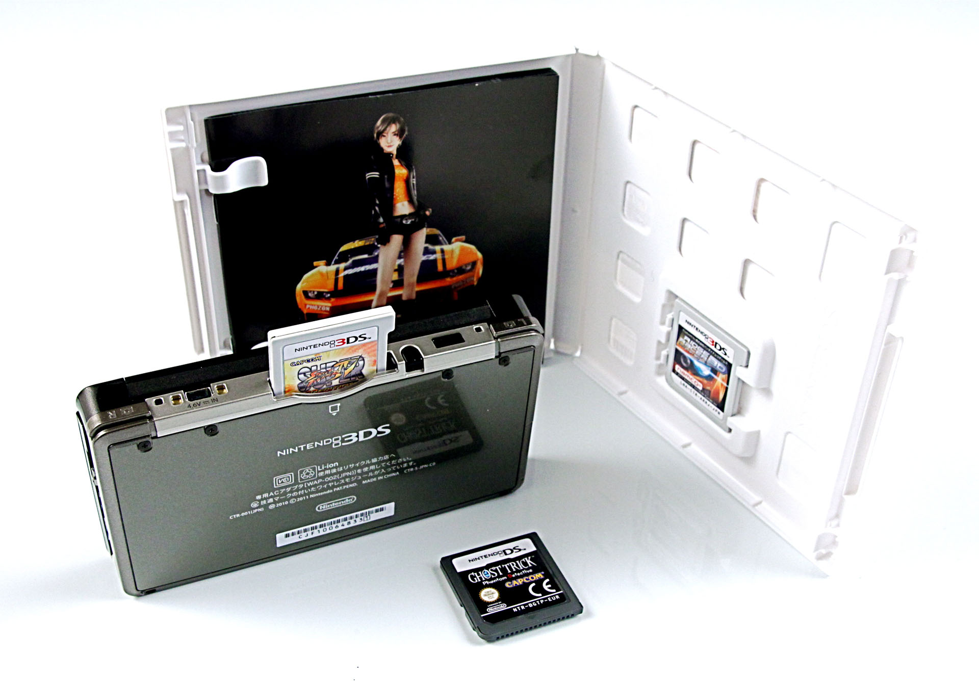 Das Nintendos 3DS mit der japanischen Spieleverpackung von Ridge Racer 3D (Foto: mw)