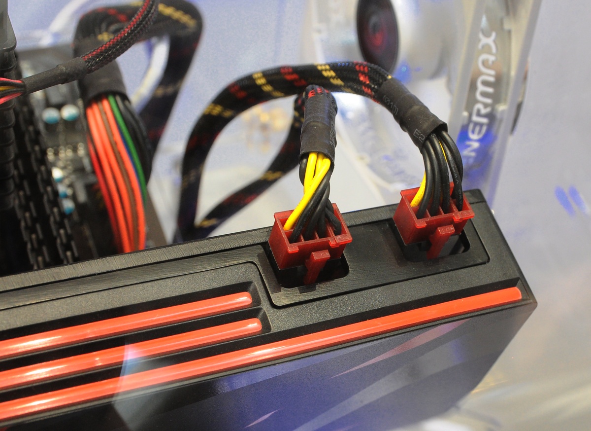 Zwei 8-polige Ports für 300 Watt laut Spezifikation