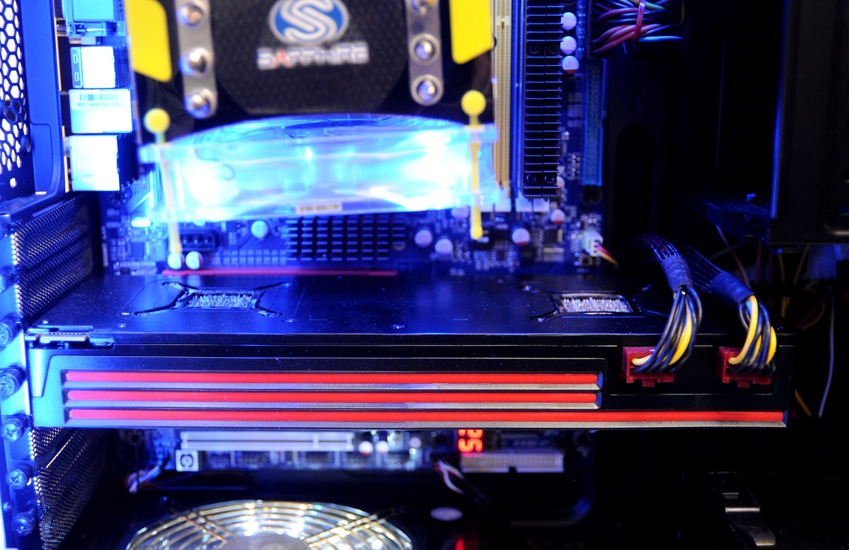 Sapphires 6990 mit deutlich getrennten GPUs