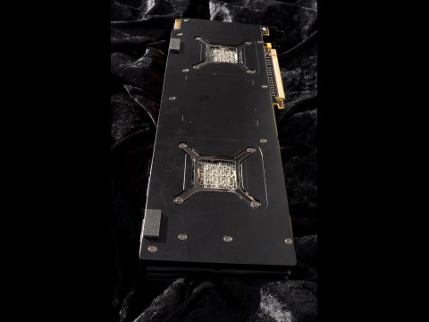 Die 6990 mit versetzten GPUs