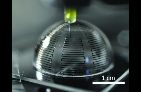 Eine Antenne wird auf eine kugelförmige Oberfläche gedruckt. (Foto: Jennifer A. Lewis)